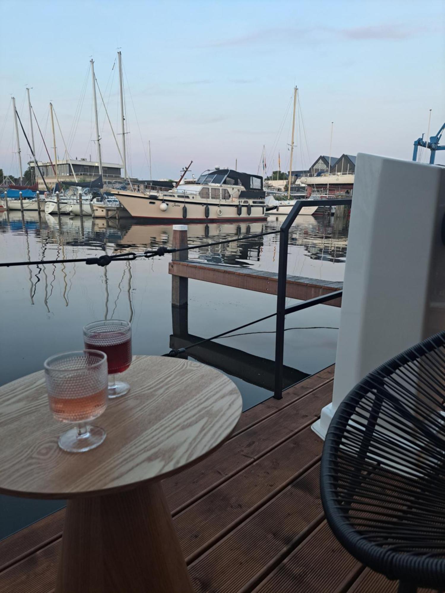 Cosy Tiny Houseboats Near Beach And Restaurants By Weltevreden Experience Zeewolde Exterior foto